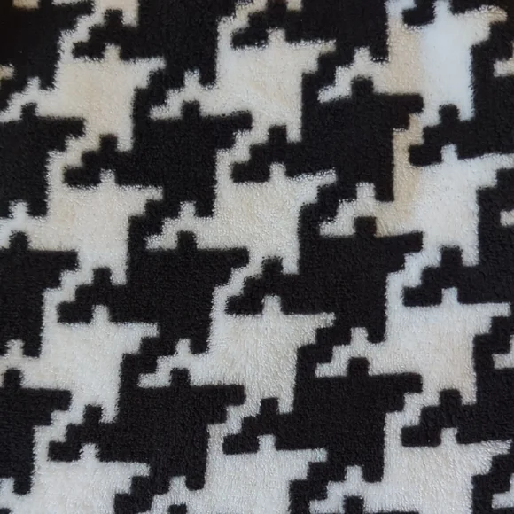Black and White Houndstooth Towel Wrap - Picture 5 of 5